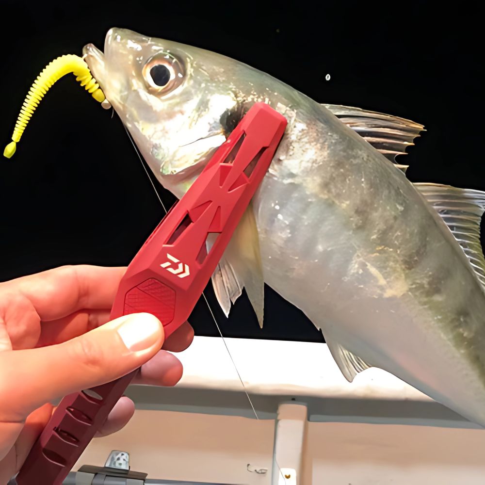 DAIWA Fishing Tool Fish Holder Light 200 Red - Image 4